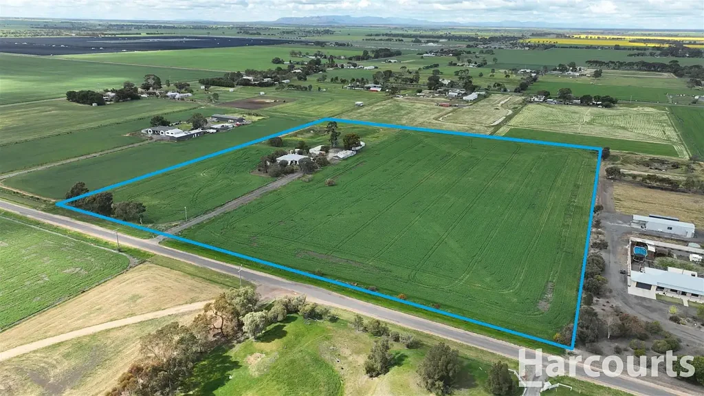 Riverside 3房  Productive Riverside Farmlet.