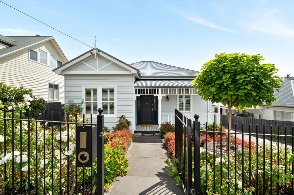 Sandy Bay 3部屋 Modern design meets classic charm