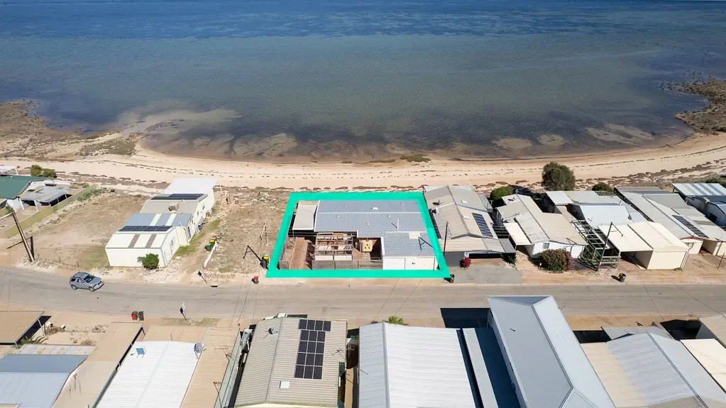 Port Broughton 3 Slaapkamer Prime beachfront opportunity!