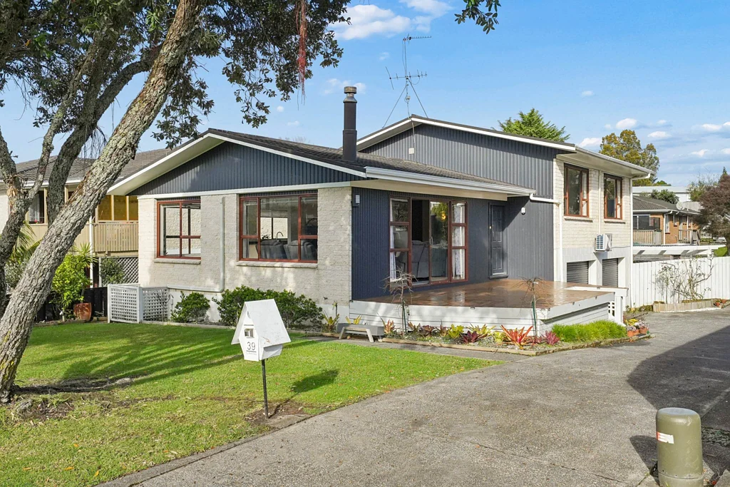 Te Atatu South 3房 业主搬迁，诚意出售！坚固错层住宅，宽敞空间+灵活布局，步行至学校！ Relocating Owners Demand Action