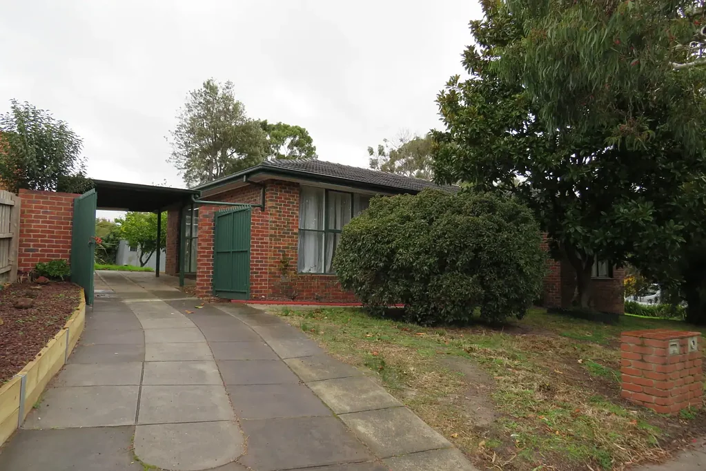 Frankston 3कमरा Wide Frontage, Exceptional Potential on 610sqm (STCA)