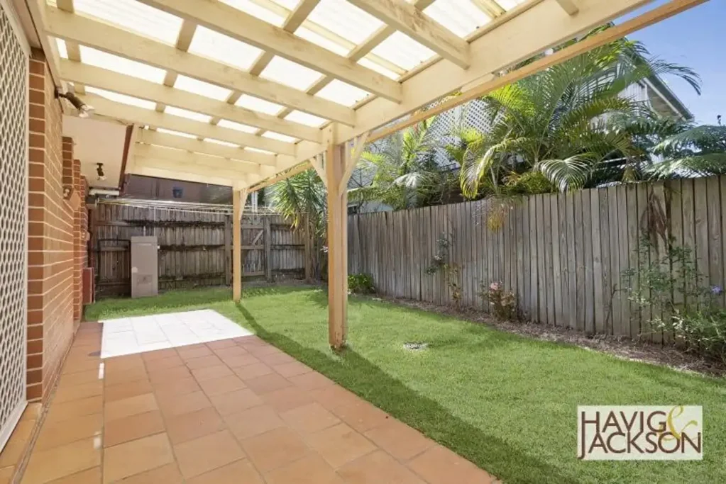 SPACIOUS MODERN TOWNHOUSE CONVENIENTLY LOCATED