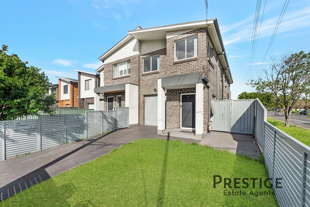 NEAR NEW DUPLEX IN PRIME LOCATION!!