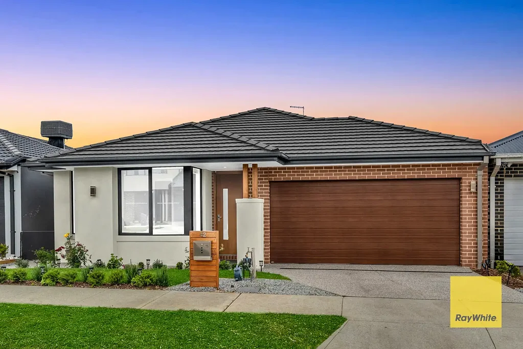 Bonnie Brook 4 Bedroom Contemporary Family Living with Style and Space in Bonnie Brook