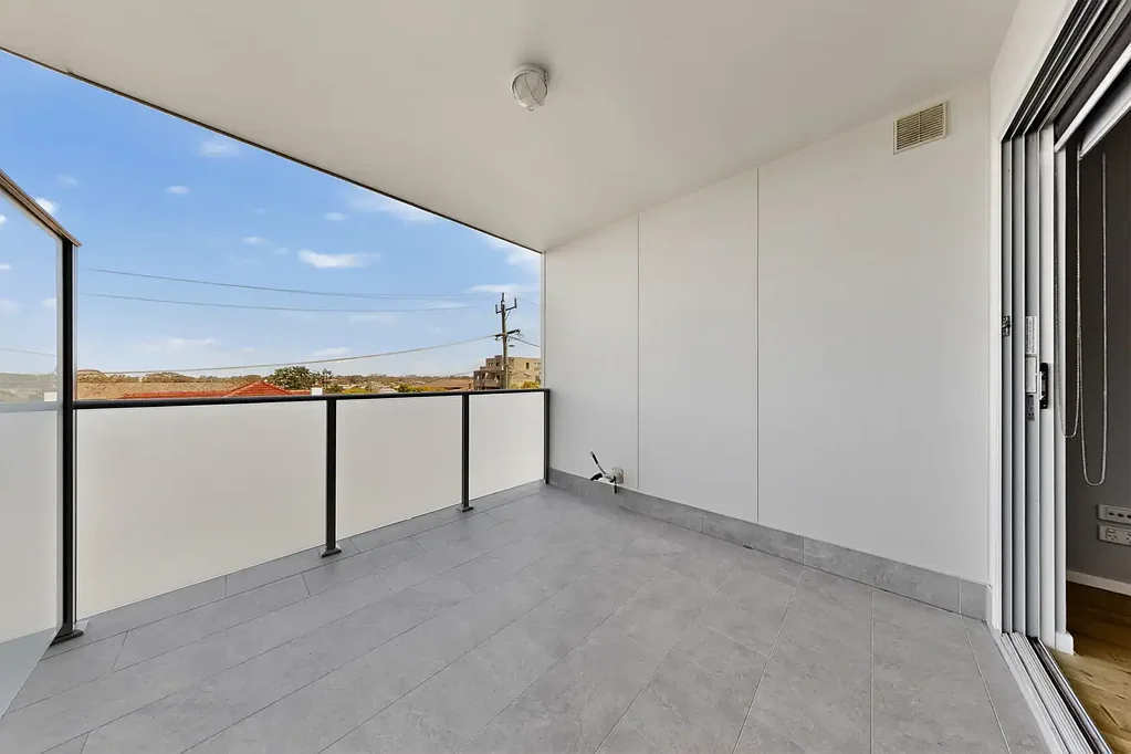Dandenong 1房 黄金地段采光足 开放式起居阳台 现代厨房便利储藏 独立卫浴书房 双车位私人储物 交通购物学校便捷 Modern Living in the Heart of Dandenong