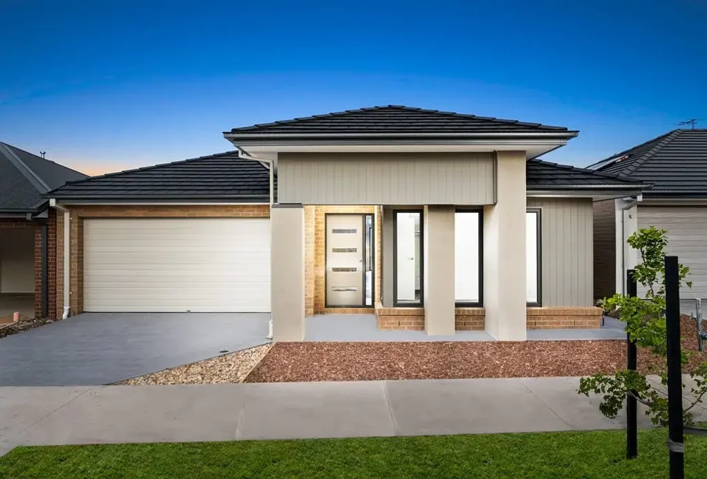Beautiful Family Home in Manor Lakes!