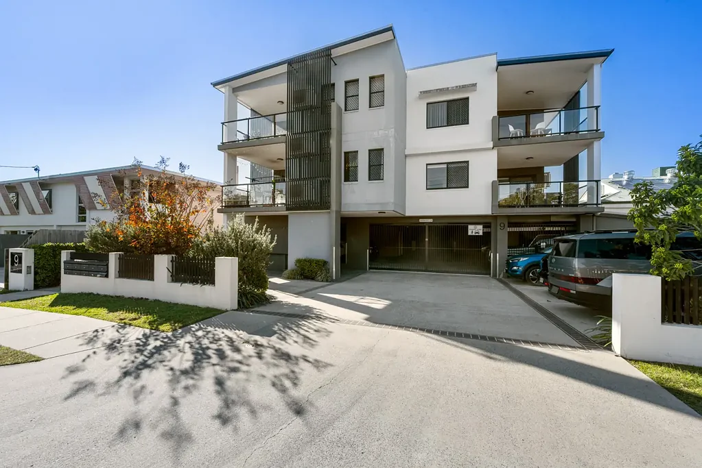 Kedron 2部屋 Stylish Kedron Living with Space and Convenience