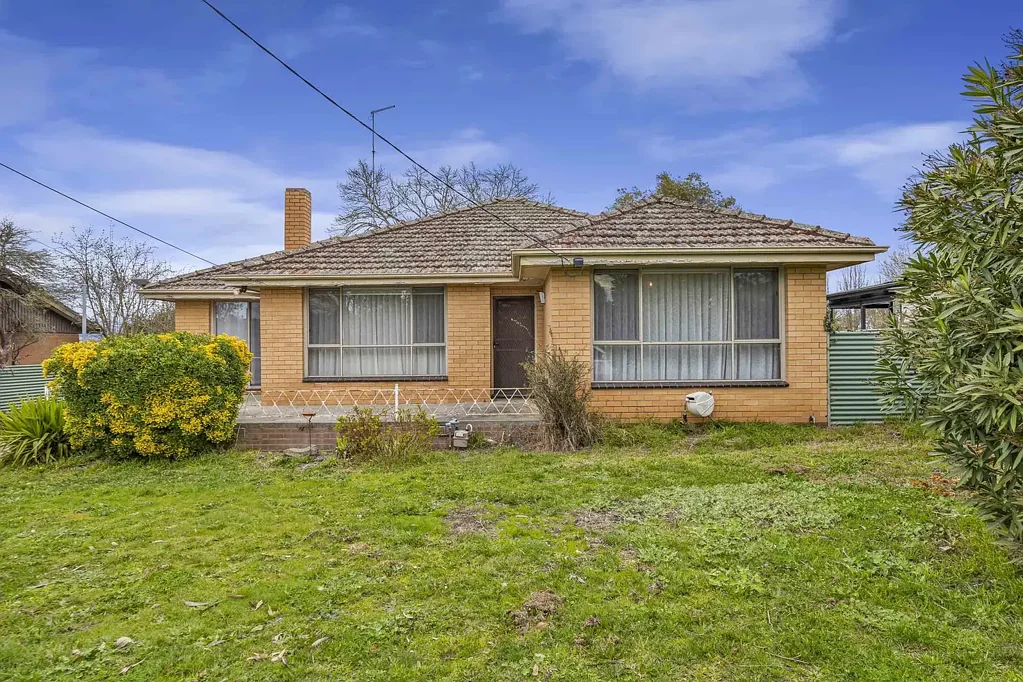 Sebastopol 3房  A Solid Brick Home with Plenty of Potential