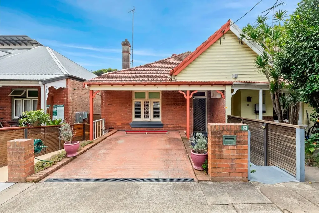 SPACIOUS FAMILY HOME WITH MULTIPLE LIVING ZONES, SUNROOM, ENTERTAINING DECK AND SUN-DRENCHED NORTH-FACING GARDEN