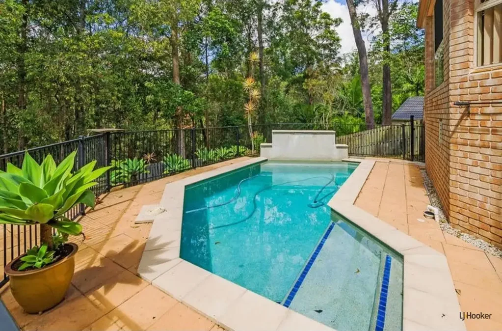 Spacious Family Home in Quiet Leafy Cul-de-Sac with Pool
