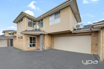 Broadmeadows 3房 Broadmeadows便利联排 三卧带步入式衣帽间 主卧独卫 开放式起居区 更新厨房 供暖制冷 双车位车库 低维护庭院 Modern Townhouse Living in an Unbeatable Broadmeadows Location