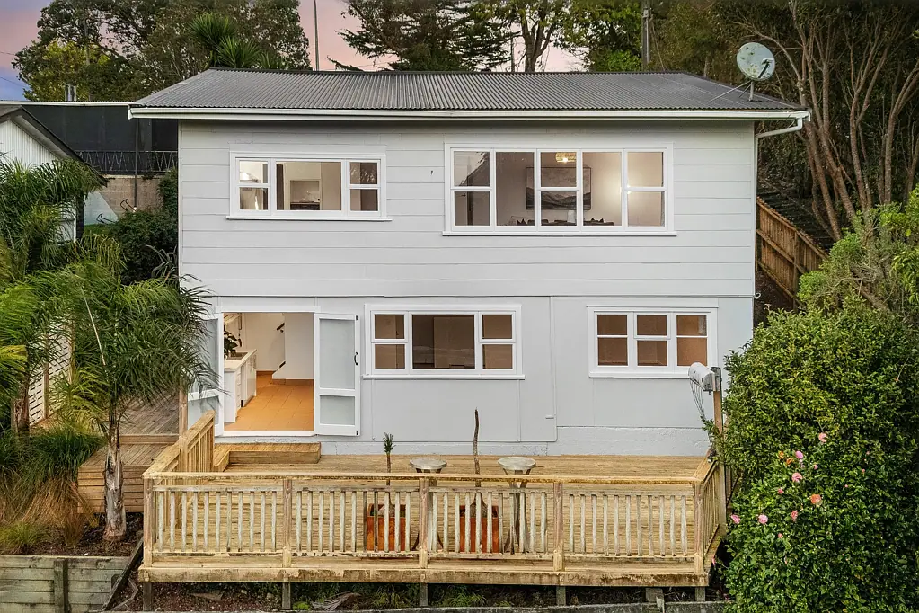 Totara Vale 4房  FRESH, FREEHOLD & BIG BANG FOR YOUR BUCK!