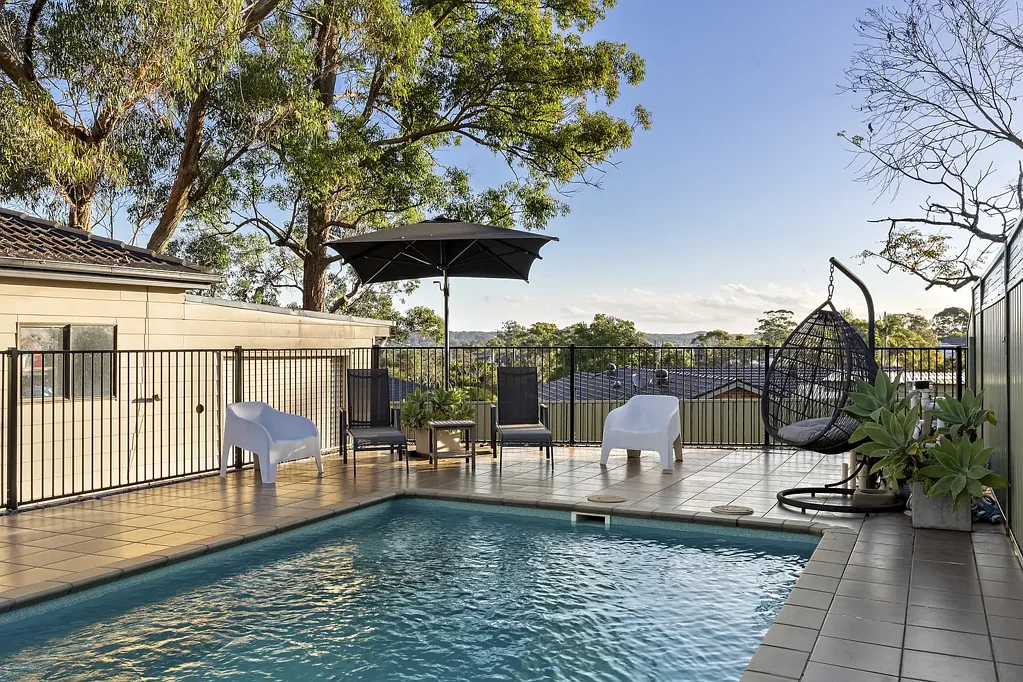 Charlestown 3બેડરૂમ Renovated Coastal Escape with Pool, View and Great Garaging