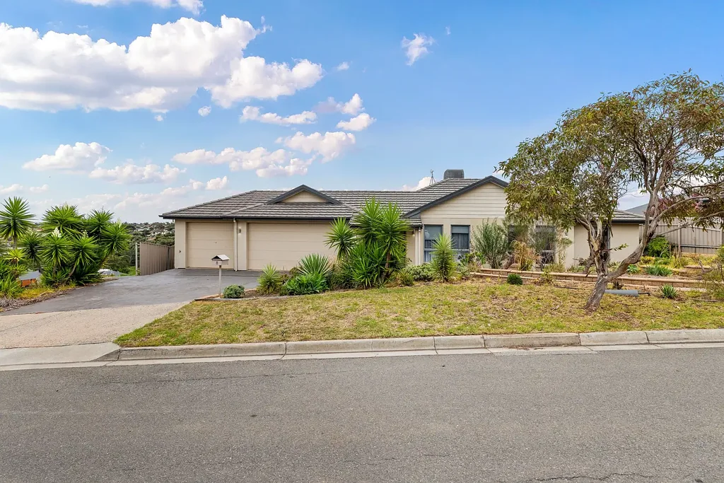 Noarlunga Downs 5房  Five Bedrooms, Multiple Living & Endless Flexibility.