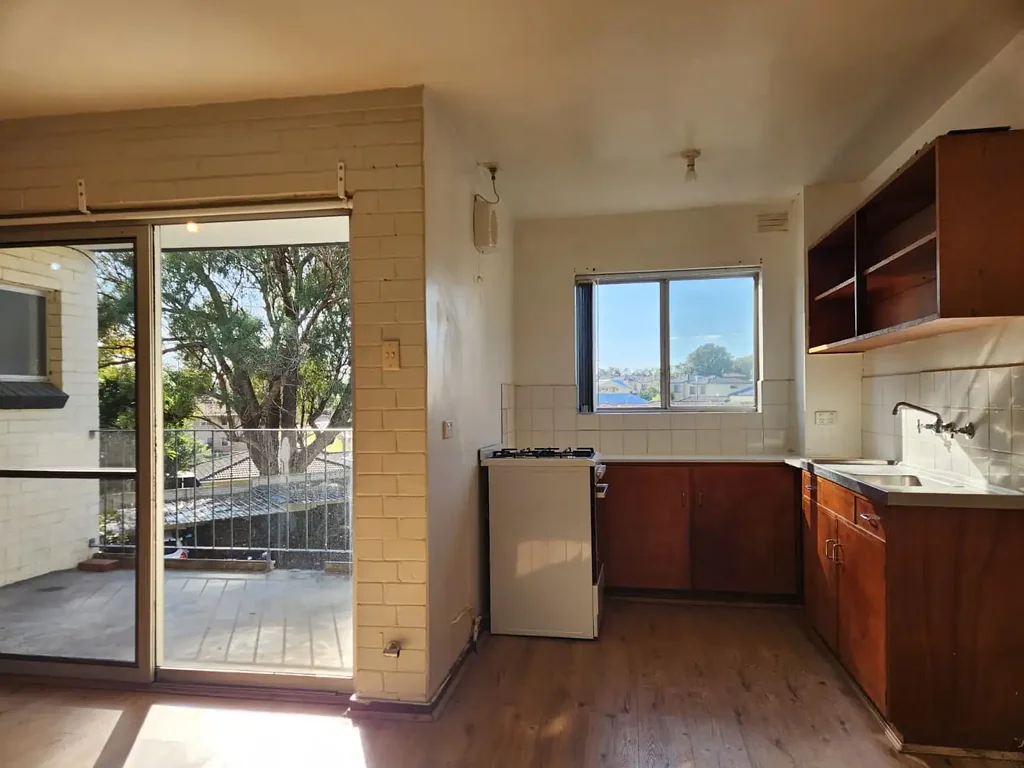 GREAT LOCATION APARTMENT @ $495 per week
