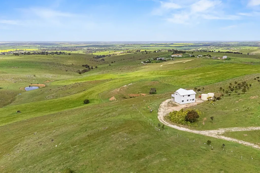 Highland Valley 4房  Spacious Two-Level Home on 16.97 Hectares