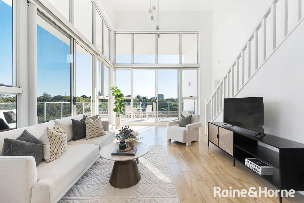 Epping 3房 Epping 黄金地段现代阁楼式顶层公寓，坐拥区域美景 Modern Loft-Style Penthouse with District Views in Prime Epping Location