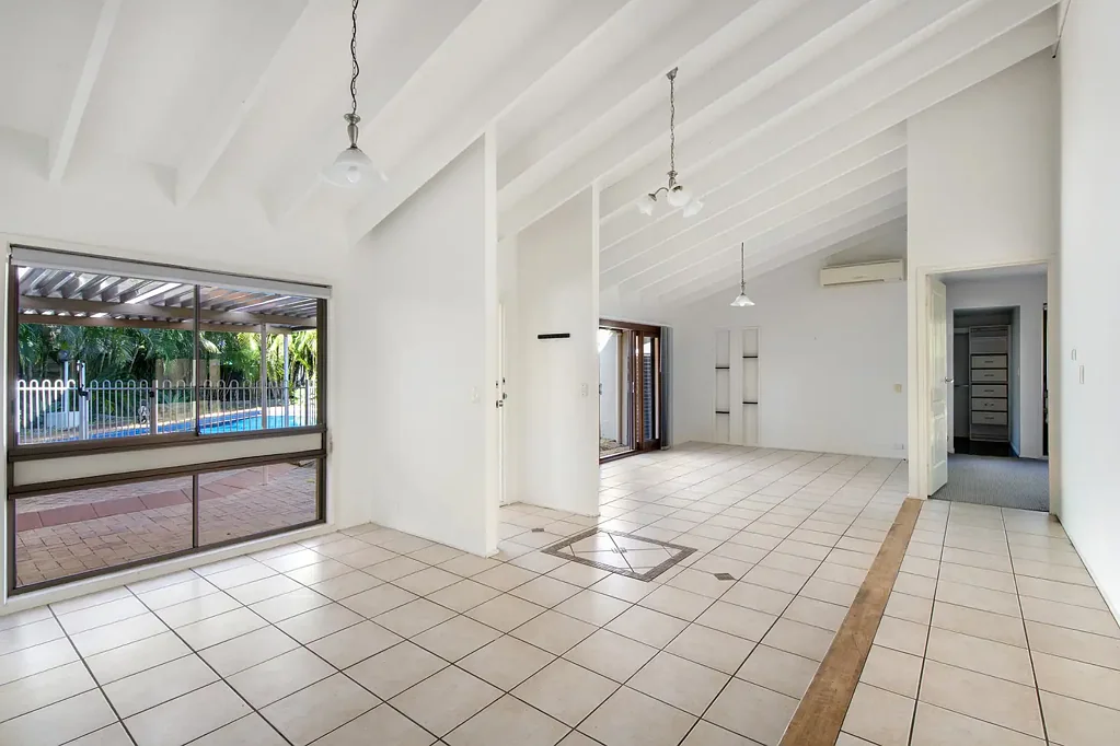 Clear Island Waters 4房  PRICE REDUCTION - Big Block, Big Opportunity