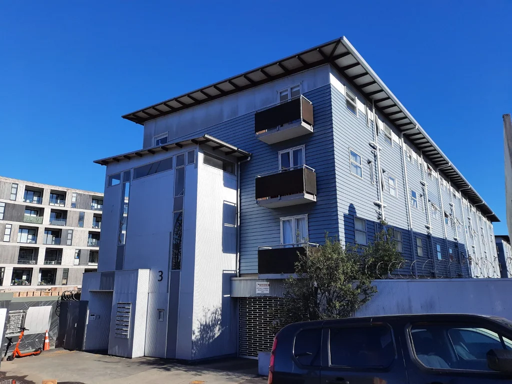 Spacious 71sqm,  two parks & balconies!