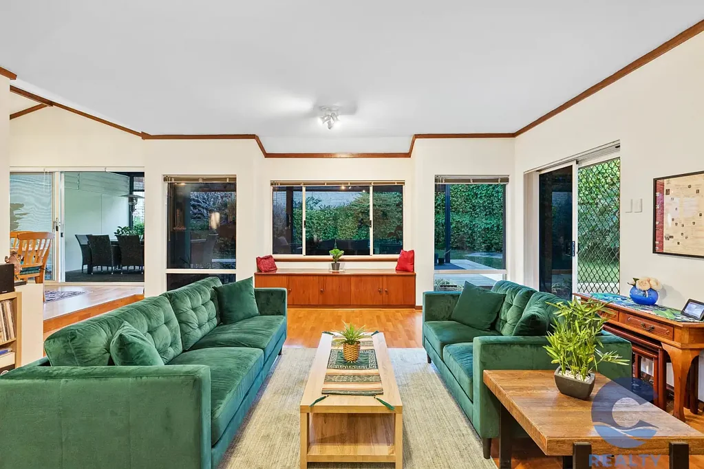 Karrinyup 4房  Spacious Family Home With Subdivision Potential