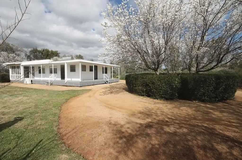 Merriwa 3غرفة نوم House and Acreage 7 acres, with beautiful 180* views, 2 km from town. With well established beautiful gardens, 27,000 sq.m , huge long driveway.