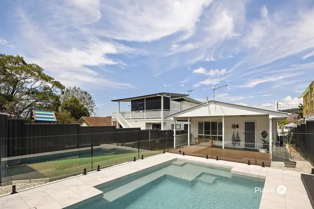 Camp Hill 3房 Camp Hill 翻新家庭住宅，尽享池畔娱乐 RENOVATED FAMILY LIVING & POOLSIDE ENTERTAINING IN CAMP HILL