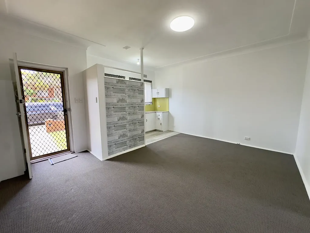 Recently updated, 1 Bedroom Home In Prime Location !