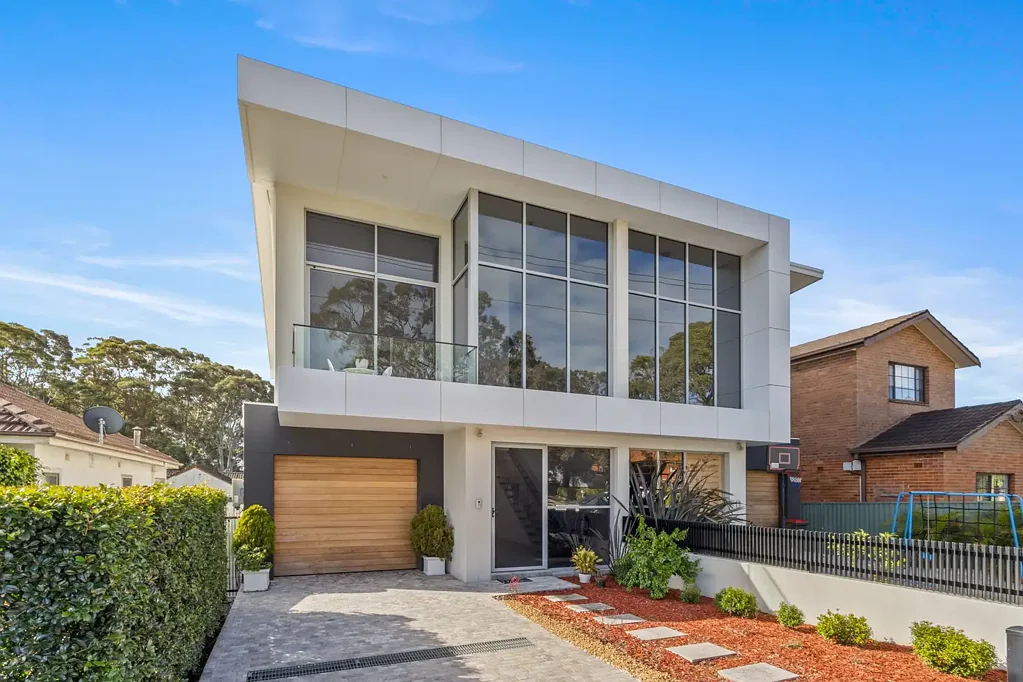 Caringbah 3ਬੈੱਡਰੂਮ North Facing Torrens-Title Duplex with Luxurious Finishes & Sunlit Interiors