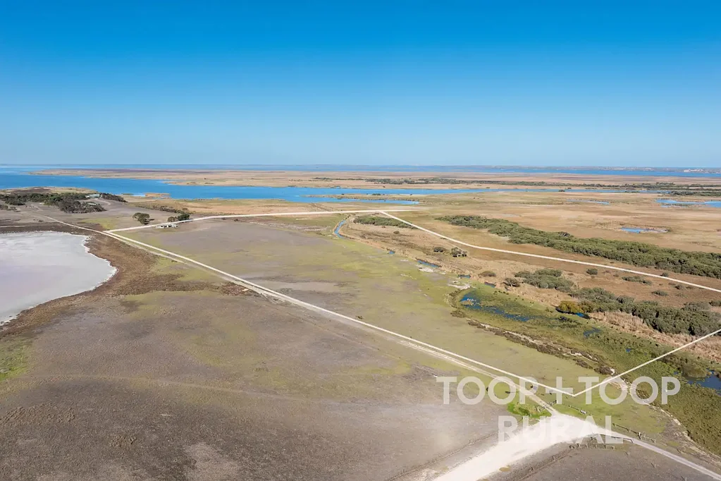 Hindmarsh Island Secluded waterfront acreage