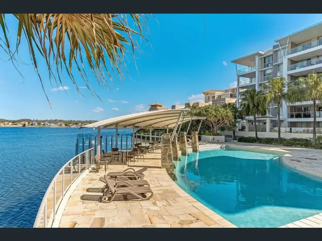 Large 2 Bedroom Unit In Well Appointed Complex!