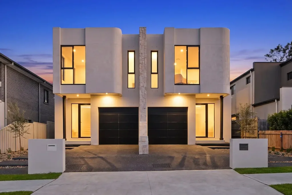 Rydalmere 5房 建筑师设计联排别墅 五间宽敞卧室 豪华主套房 管家厨房 高天花板 自然采光 盐水泳池 电动壁炉 多区空调 安全系统 宁静家庭位置 Luxury Duplex Living in a Tranquil Setting
