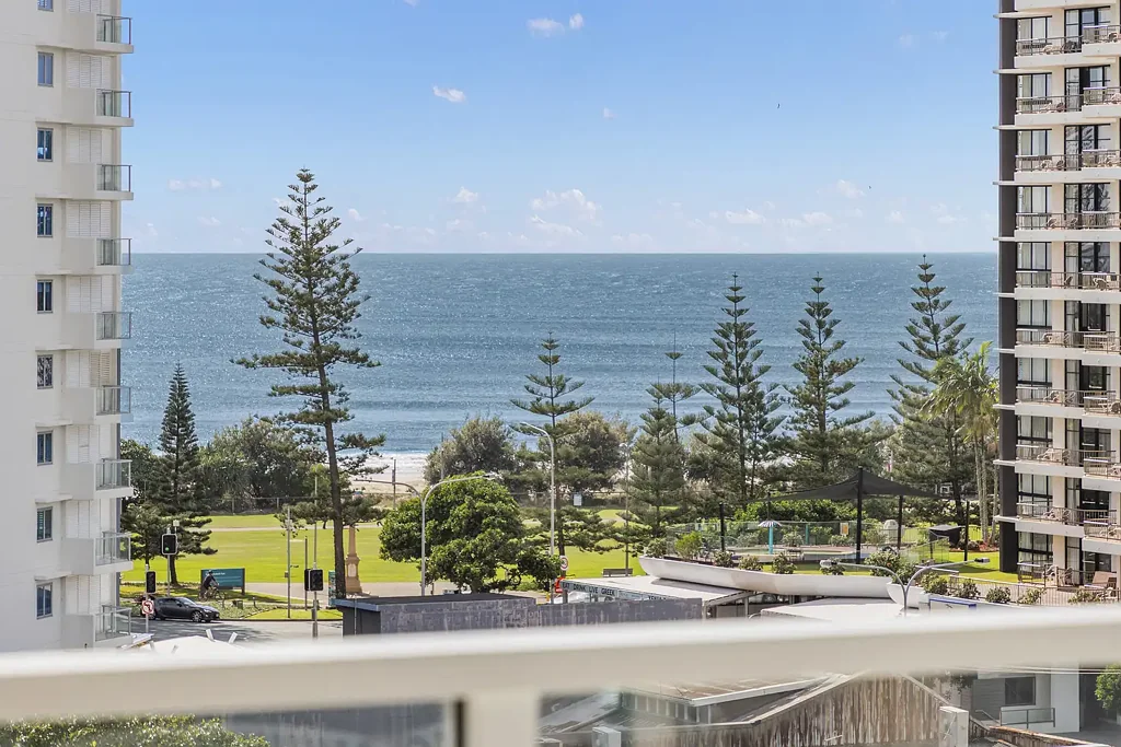 Coolangatta 2房  Near new, top-floor apartment with ocean views