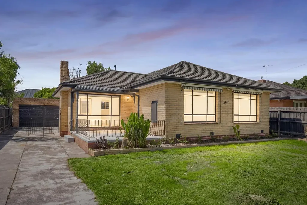 Bentleigh East 3房 宽敞地块590sqm 大型卧室 实用生活区 宜人布局 双车库 藤架娱乐空间 长期扩建潜力 地段优越 Immediate Family Comfort with Future Opportunity!
