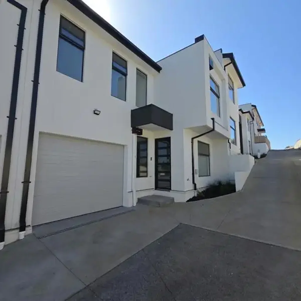 Meadow Heights 3 Bedroom Spacious & Versatile Townhouse in Sought-After Meadow Heights