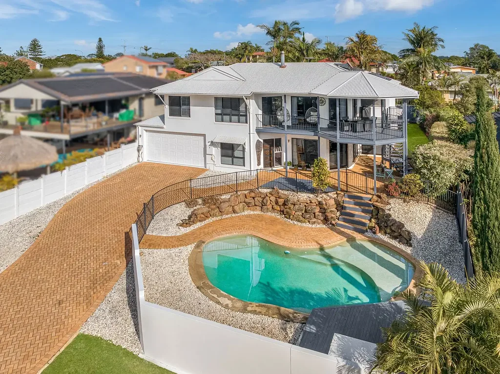 Cleveland 4 Bedroom STUNNING BAY VIEWS - IN-GROUND POOL - IMMACUALUTLY PRESENTED!