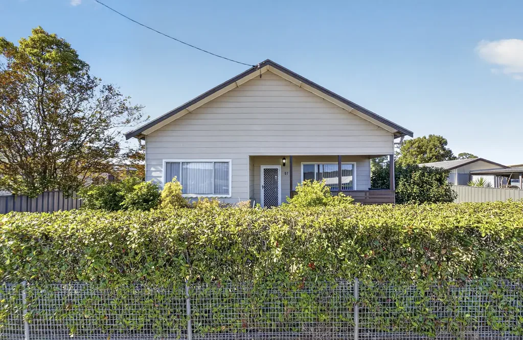 Kearsley 3 Slaapkamer Sought After Family Home