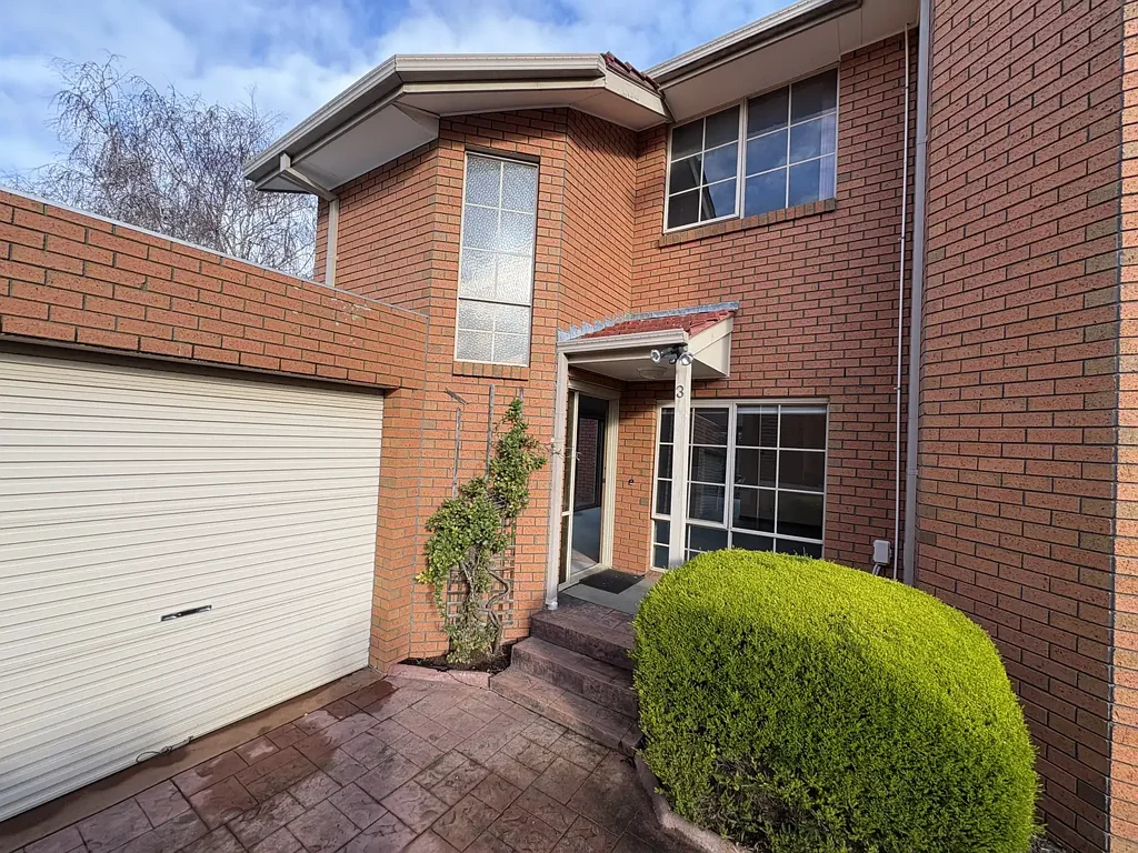 MODERN TOWNHOUSE AND WALKING DISTANCE TO ALL AMENITIES