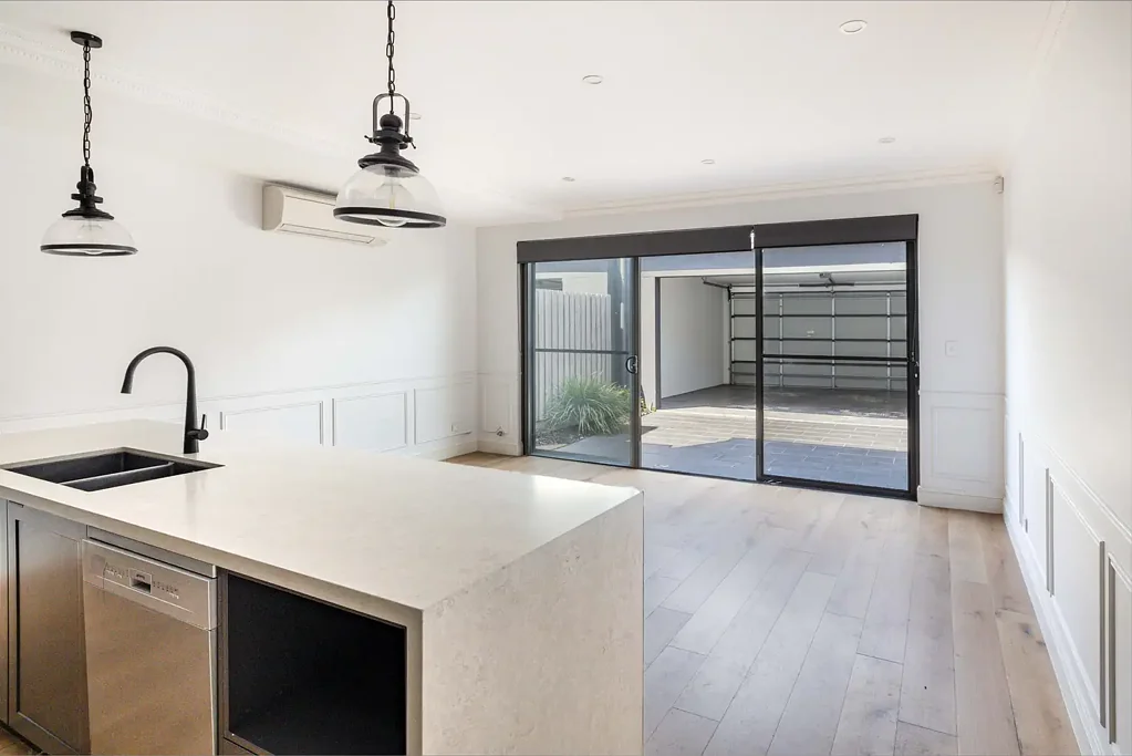 Renovated 4-bed house & garage close to Green Square