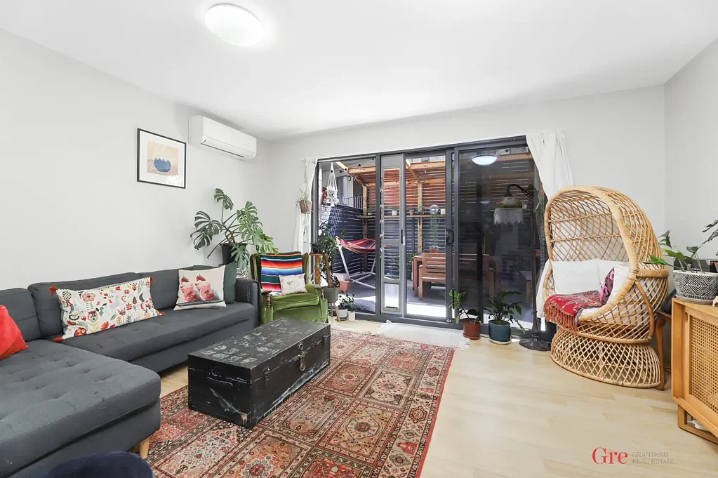 Brunswick West 2房 两卧公寓 宏伟庭院 落地玻璃 现代厨房 室内车位 步行交通 Large apartment with huge courtyard