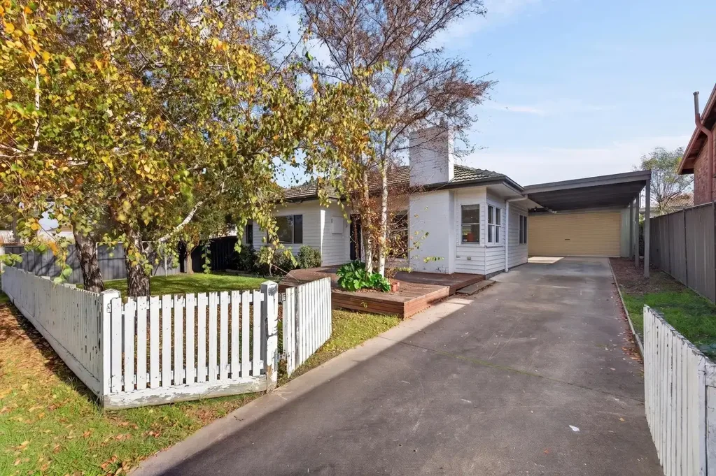 Sale 3침실 Classic Charm in a Highly Sought-After Location