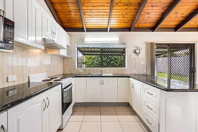 Calamvale 4 Slaapkamer Spacious Lowset Family Home on a Generous 600m² Block in a Convenient Calamvale Location