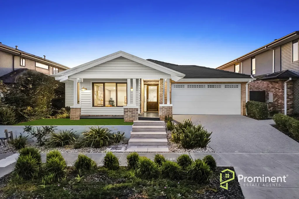 Clyde North 4 Slaapkamer Ex-Display Home with Designer Style, Park-Facing Position & Unmatched Presentation