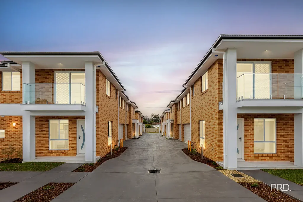 Kingswood 4房 Coratza建造 新联排别墅 三四室可选 高品质装修 Westinghouse电器 石材台面 主卧套间 双车库近地铁站 Brand New Townhouses | Double Lock-Up Garages | Boutique Complex of Eight