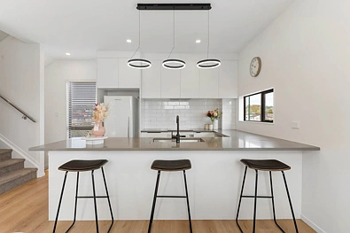 Flat Bush 3બેડરૂમ Sun-Drenched Corner Living with Reserve Views