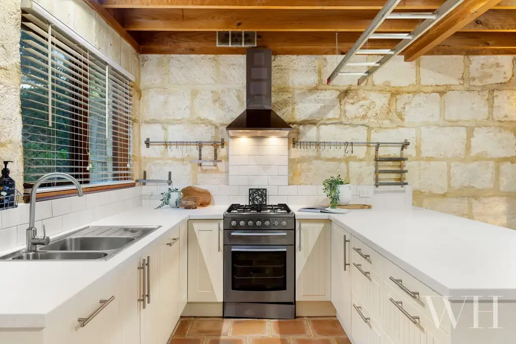Beaconsfield 3 Slaapkamer A Hidden Treasure: Timber, Stone & Seclusion