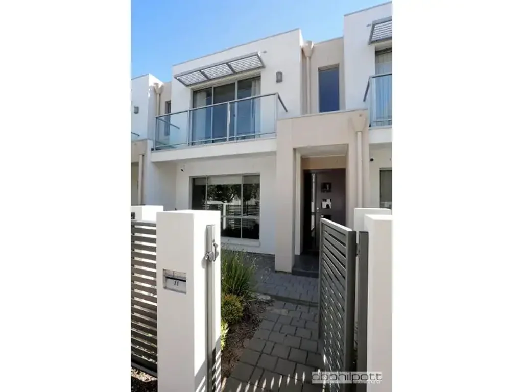 TOWNHOUSE LIVING CLOSE TO THE CITY