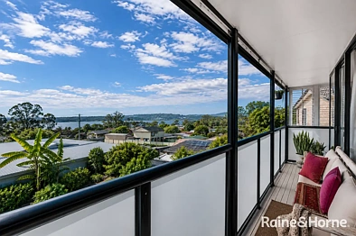 Lemon Tree Passage 4Zimmer Beautifully Renovated Home with Dual Living & Water Views