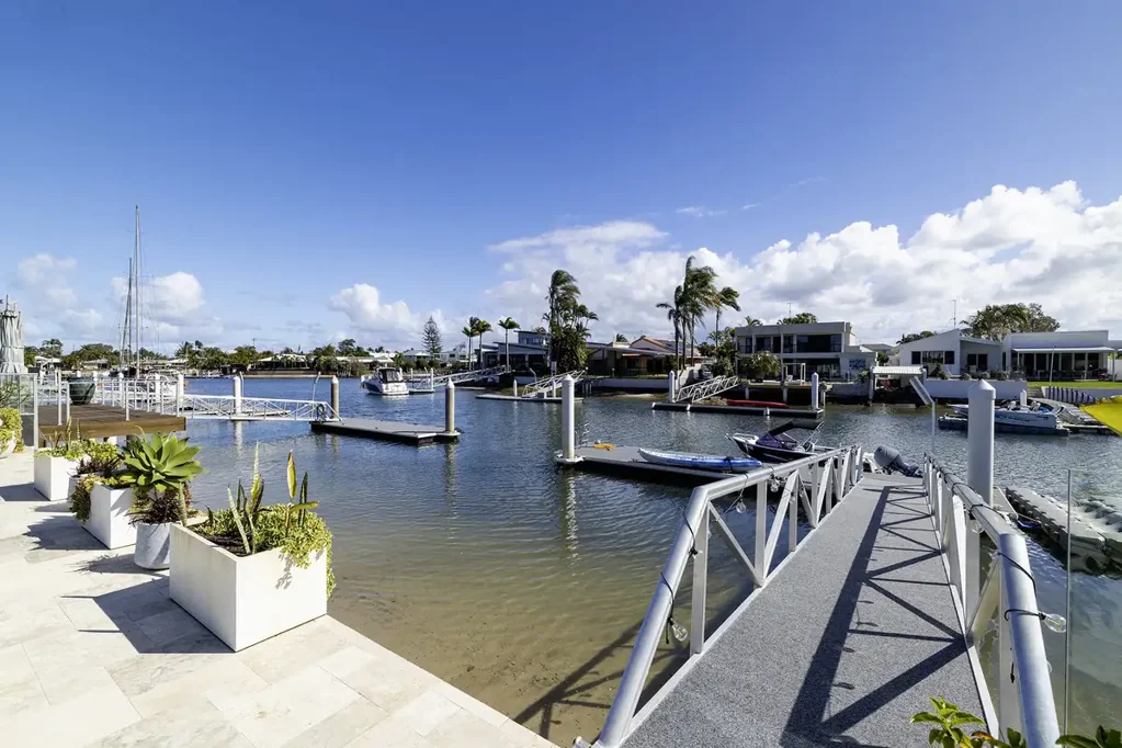 Buddina 3Kwarto ENTRY LEVEL DEEP WATER BUDDINA BEACHSIDE - WALK TO SHOPS, BEACH, RIVER, CAFES AND RESTAURANTS