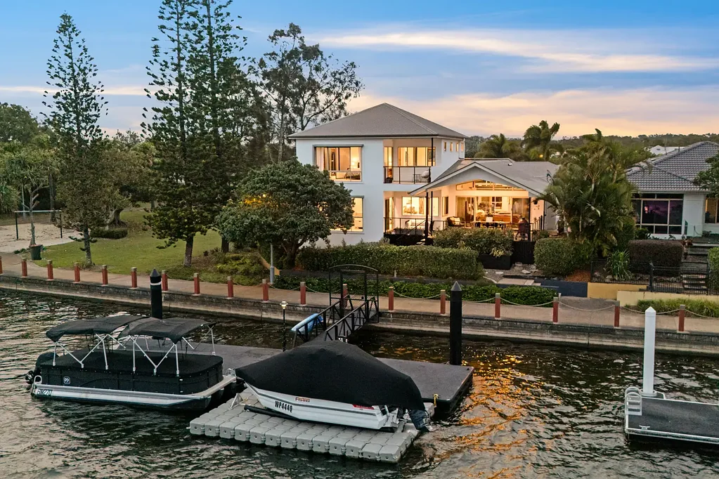 Parrearra 6房  ​Waterfront Entertainer: Views, Pontoon, Pool + Park Next Door!