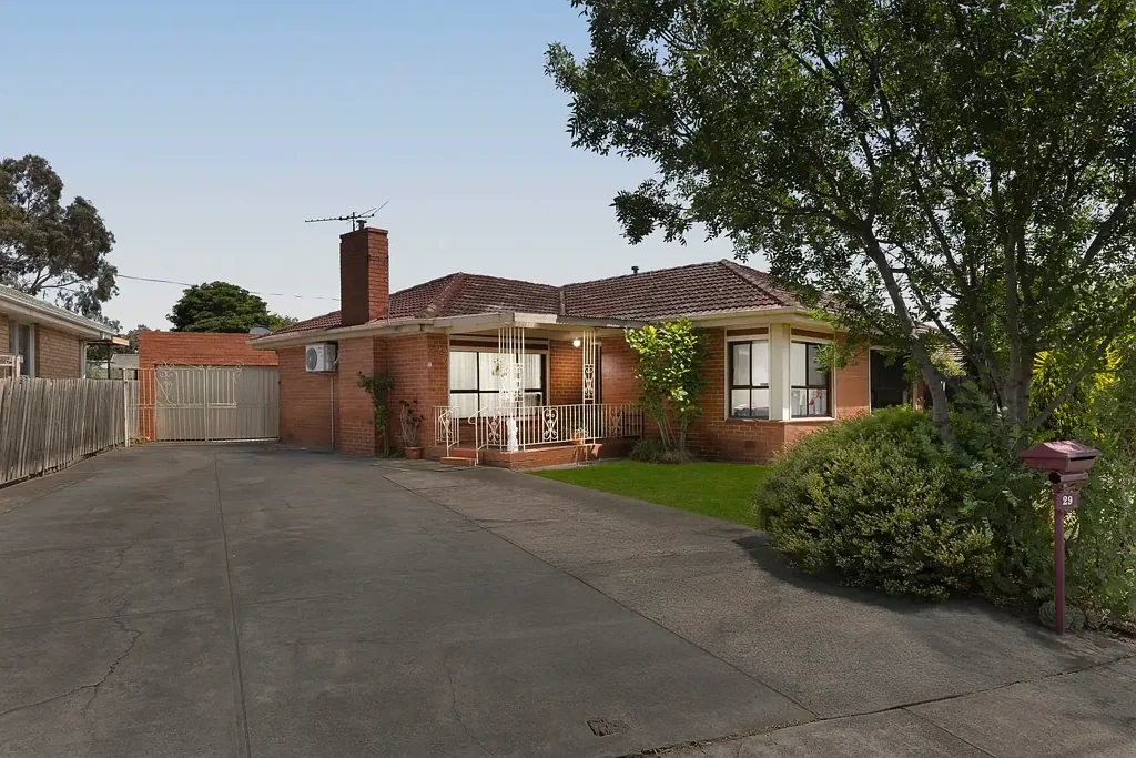Fawkner 3chambre Outstanding Potential on a Generous 702sqm Allotment